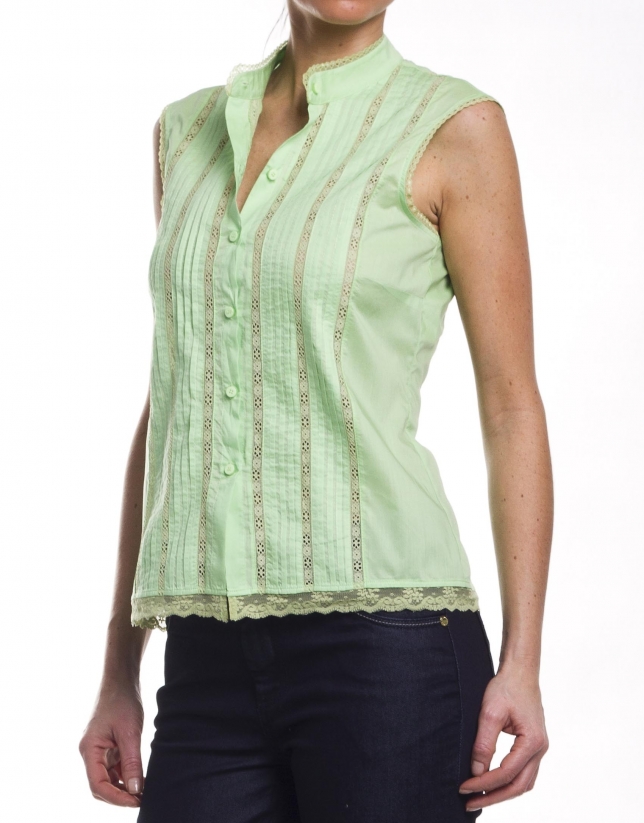 Cotton blouse with tucks and lace 