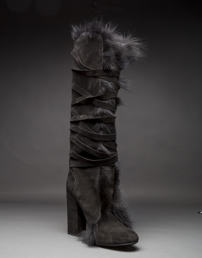 Boots in black suede and fox fur