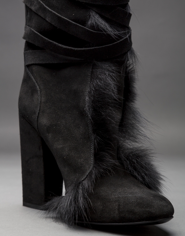Boots in black suede and fox fur