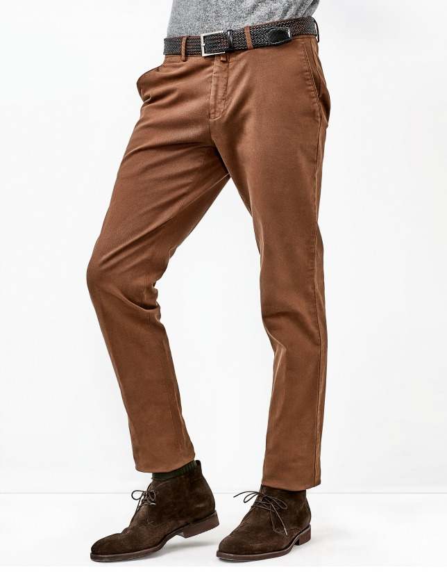 Pantalón chino marrón
