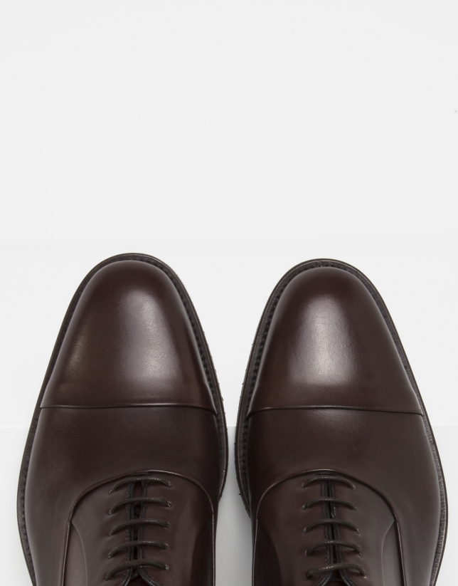 Zapato cortes marrón