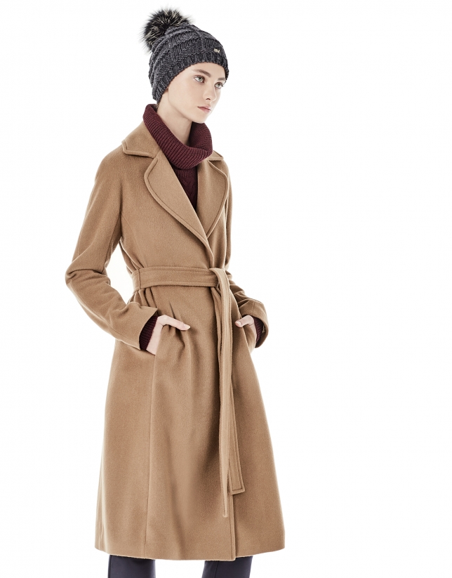 Abrigo largo marrón con cinturón