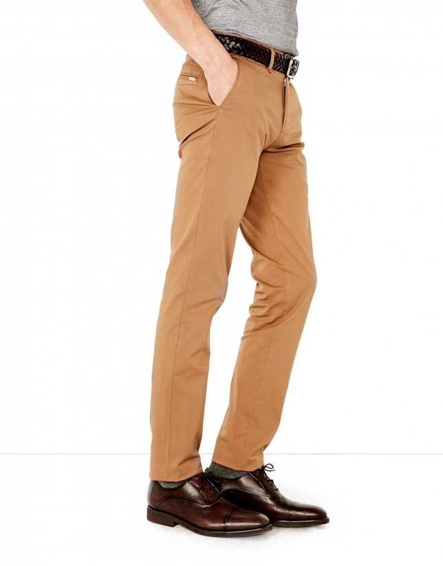 Pantalón chino marrón