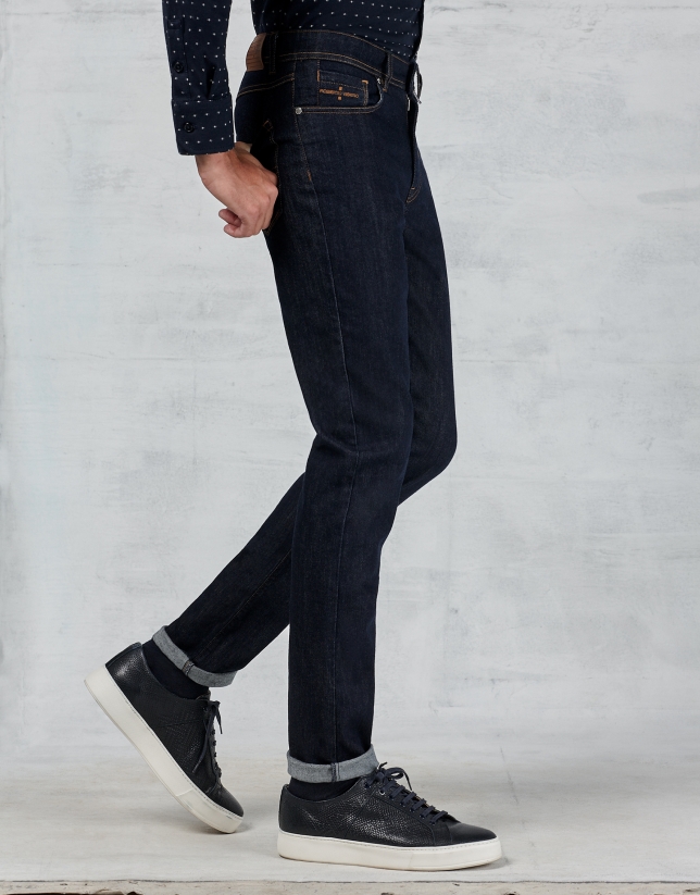 Dark blue jeans with 5 pockets