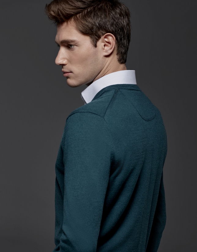 Green wool sweater with V neck