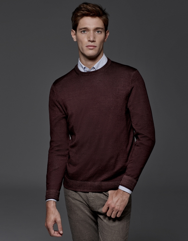Maroon dyed sweater with square collar
