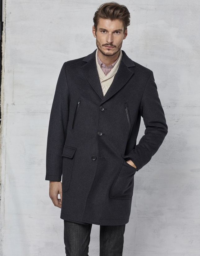 Abrigo color gris con pechera y capucha desmontable