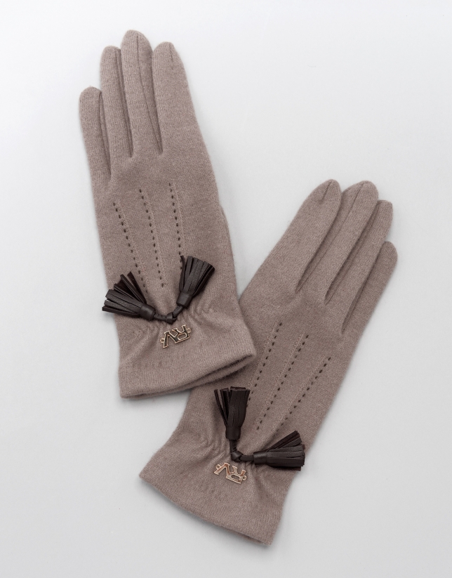 Beige knit gloves with tassel