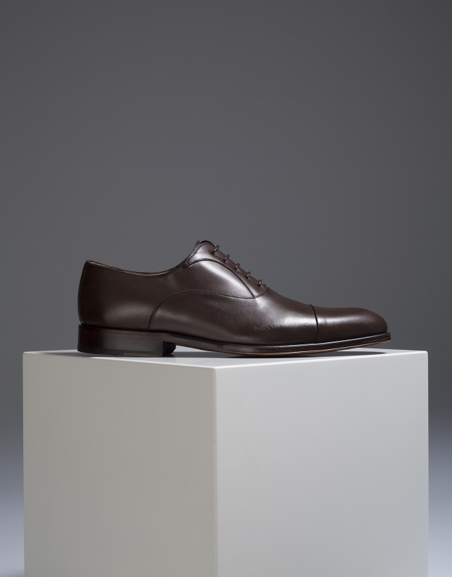 Zapato clásico con corte en puntera color marrón