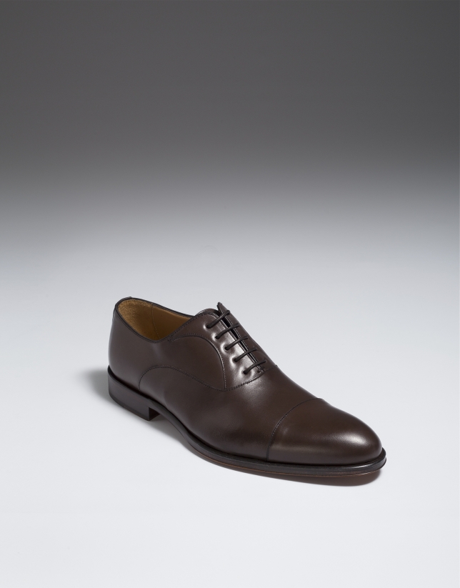 Zapato clásico con corte en puntera color marrón