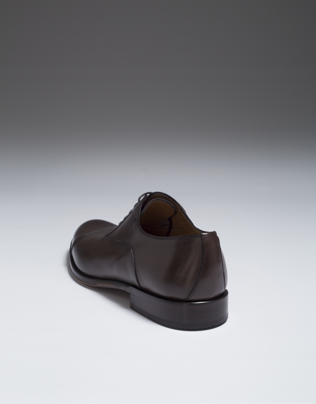 Brown classic shoe with seam at the toe