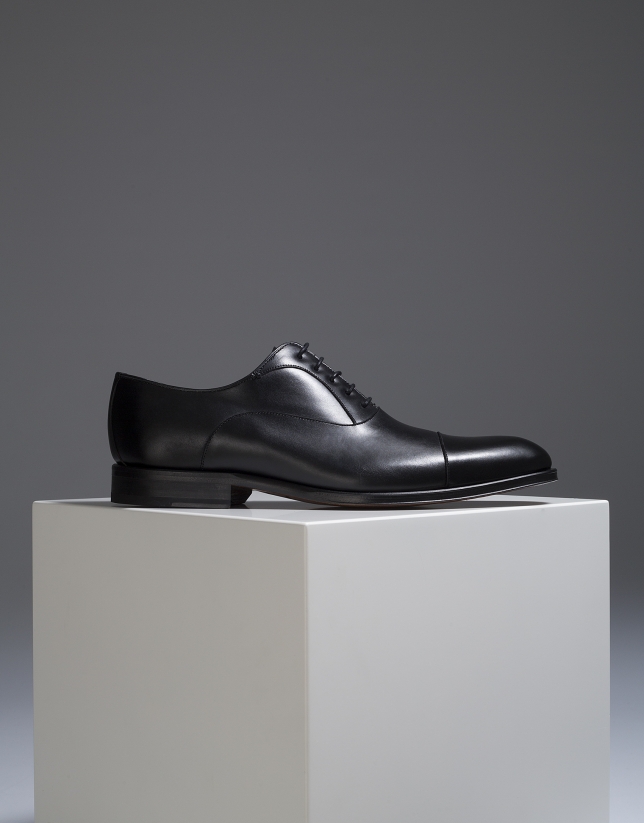 Black classic shoe with seam at the toe
