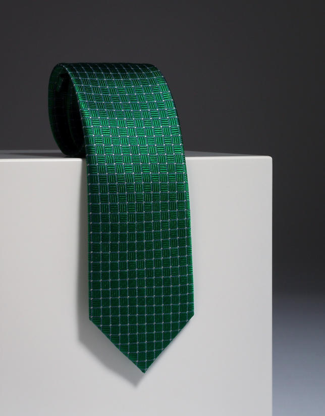 Corbata de seda verde con estructura de perfil crudo