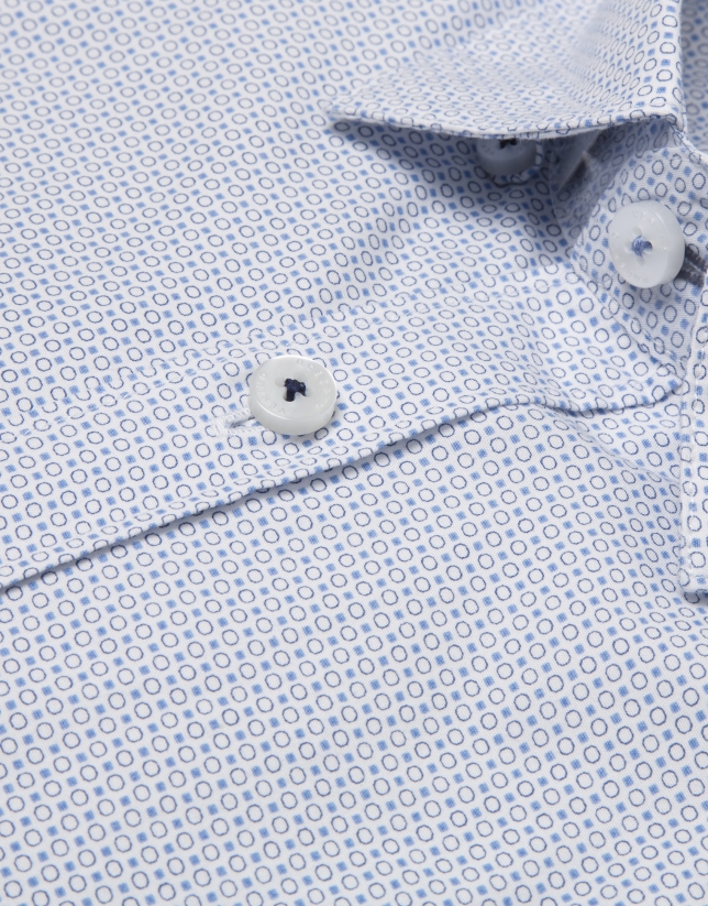 Camisa blanca estampado geométrico azul