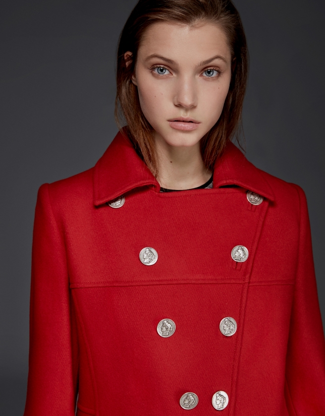 Abrigo largo de lana rojo con botones