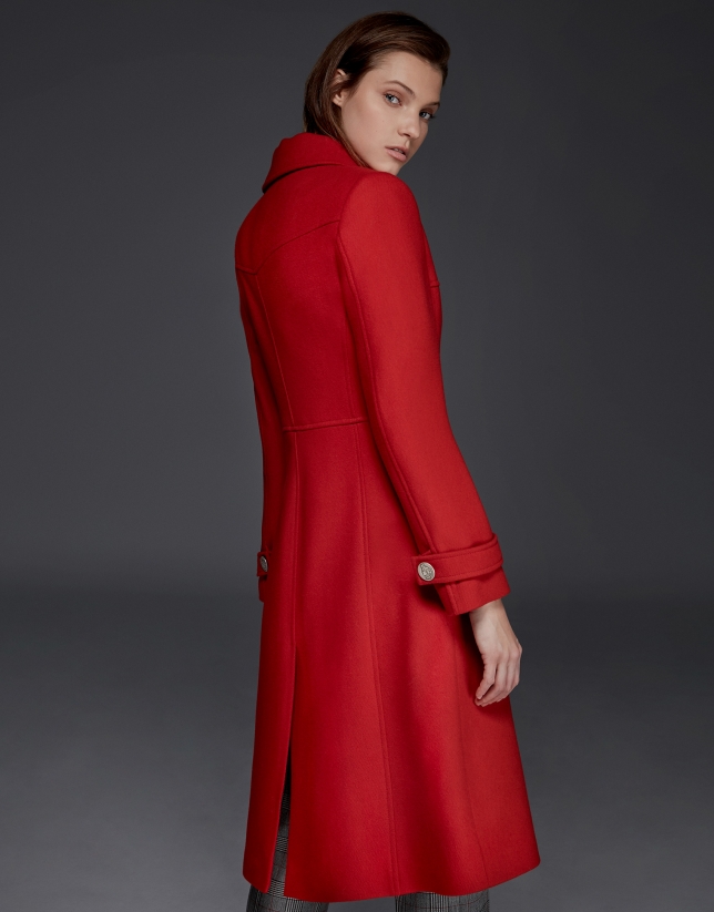 Abrigo largo de lana rojo con botones