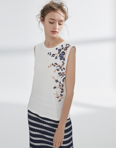 White top with flower embroidery