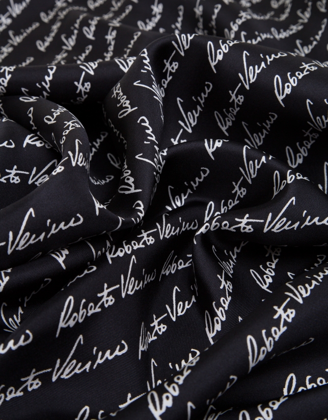 Pañuelo seda negro logos firma