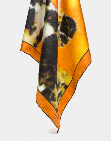 Pañuelo seda estampado floral naranja enmarcado