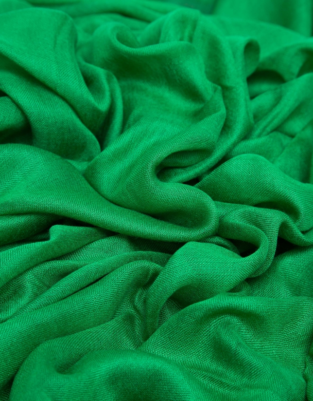 Foulard liso verde con remate de logos