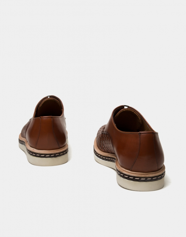Zapato grabado trenzado marrón