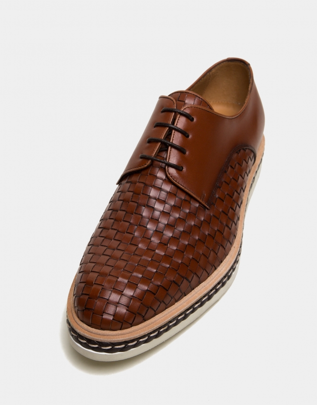 Zapato grabado trenzado marrón