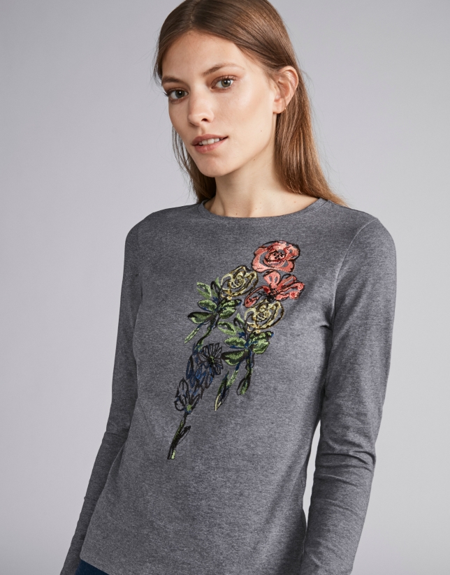 Camiseta color acero con bordado floral