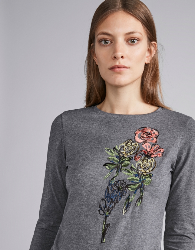Camiseta color acero con bordado floral