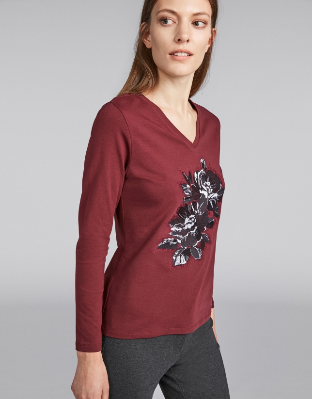 Burgundy V-neck top with embroidered flower
