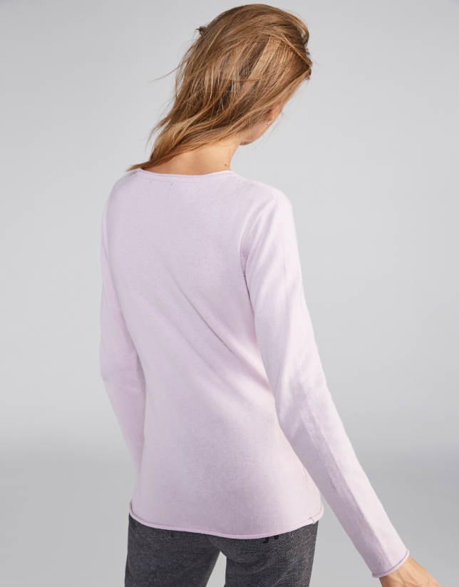 Pink sweater with round neck