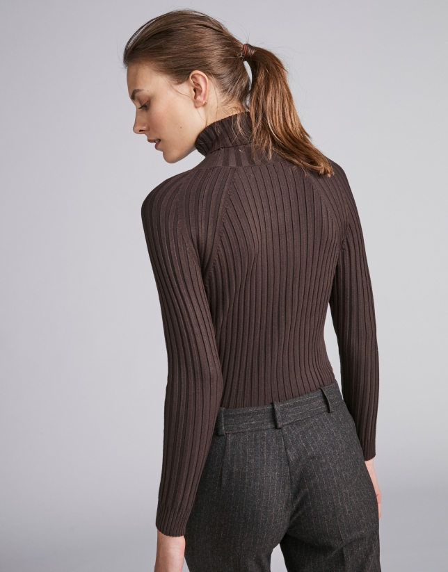 Brown ribbed sweater with turtle neck