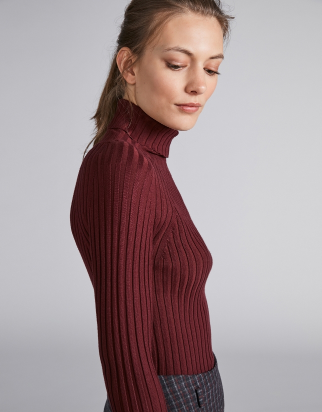 Burgundy ribbed sweater with turtle neck