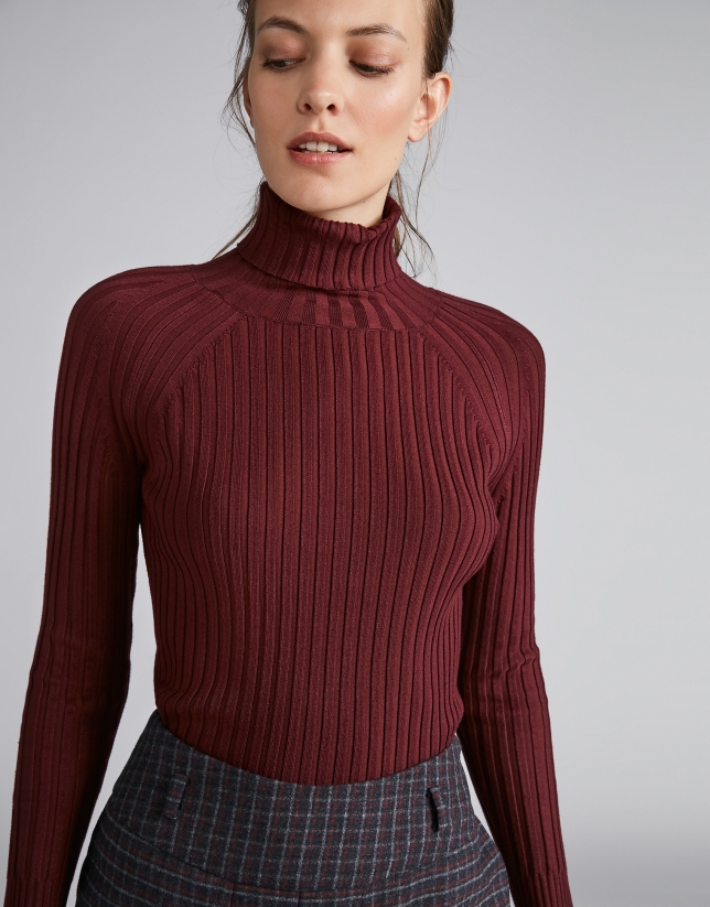 Burgundy ribbed sweater with turtle neck
