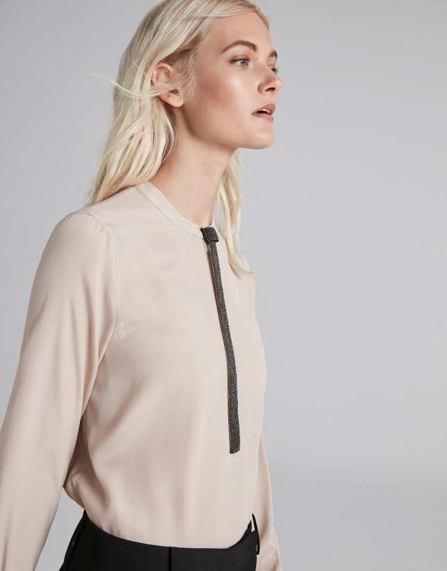 Ivory shirt with decorative collar