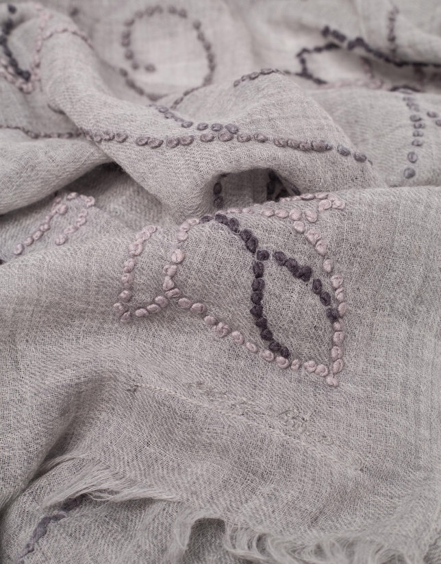 Fular lana gris perla  flores a tono