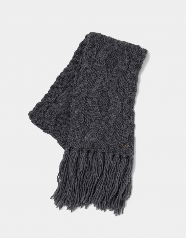 Wool scarf with fringe