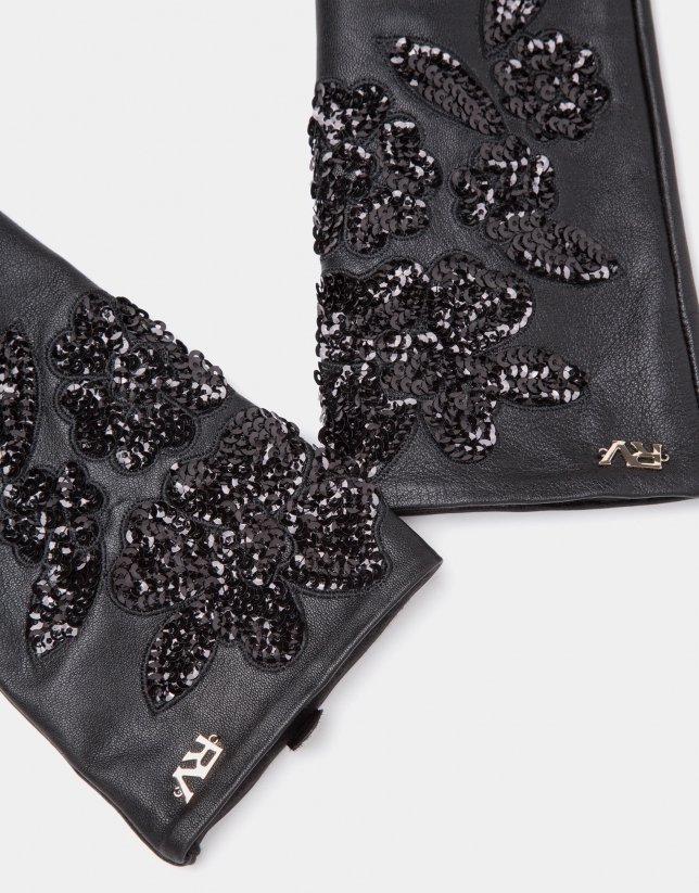 Black leather gloves with print and sequins