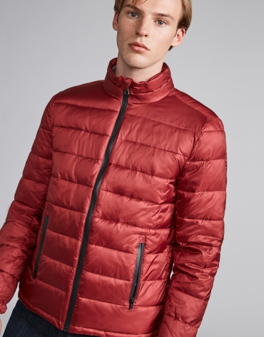 Burgundy tech ski jacket with details on zippers