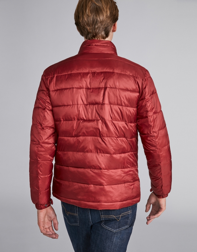 Burgundy tech ski jacket with details on zippers