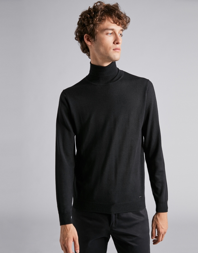 Black sweater with crew neck 
