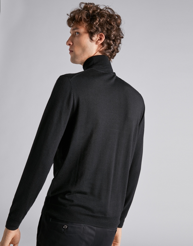 Black sweater with crew neck 