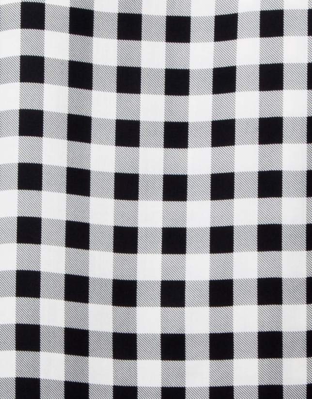 Blusa cruzada al hombro cuadros blanco y negro