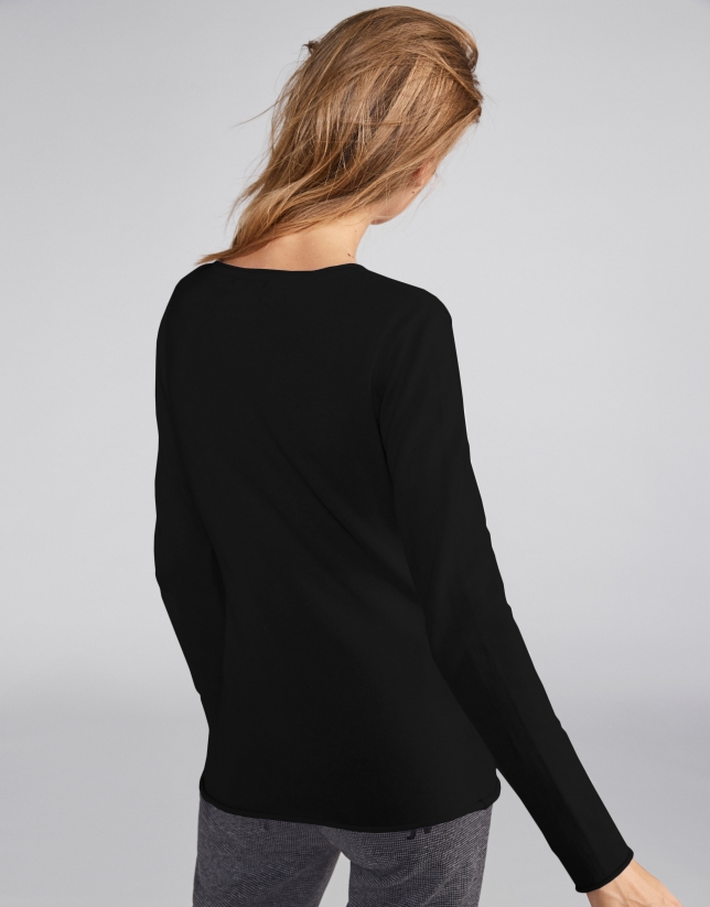 Black sweater with round neck