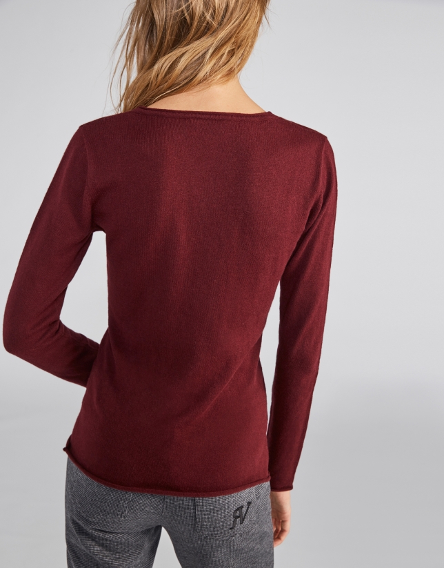 Burgundy sweater with round neck