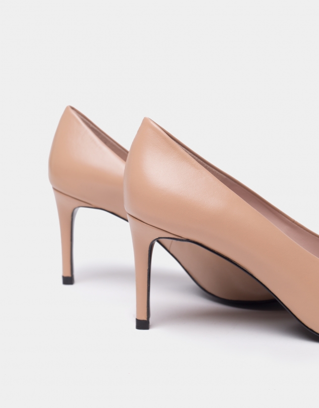 Beige leather high-heeled pumps