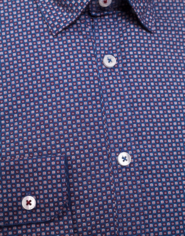 Camisa sport azul estampado geométrico rojos