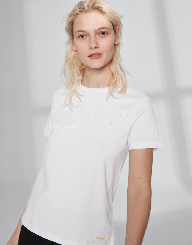 Camiseta blanca bordado con aplicaciones