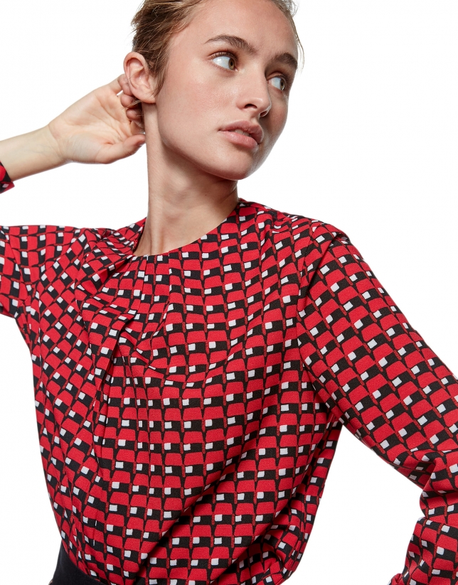 Print shirt with folds at neckline