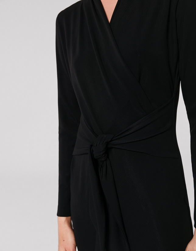 Vestido midi negro escote pico asimétrico