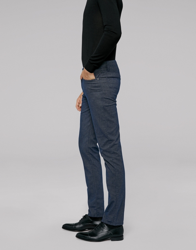 Dark blue pants with five pockets
